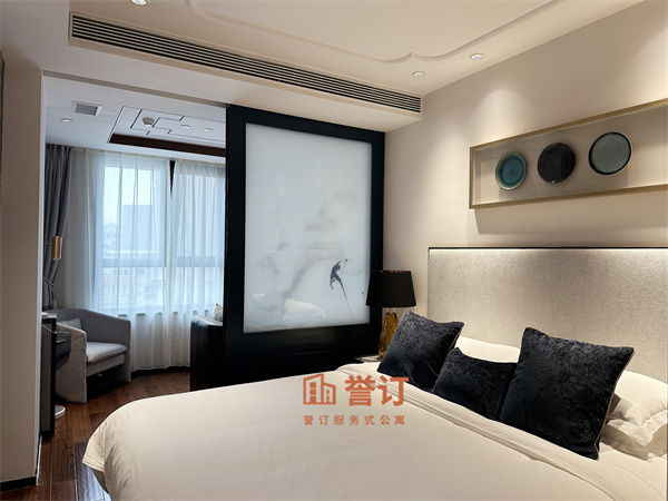 北京东迎坊服务公寓北京方恒东迎坊服务公寓，也将与三里屯的时尚潮流一同前行，与迪奥之家等时尚地标共同见证这座城市的发展与变迁，为人们带来更多美好的生活体验。